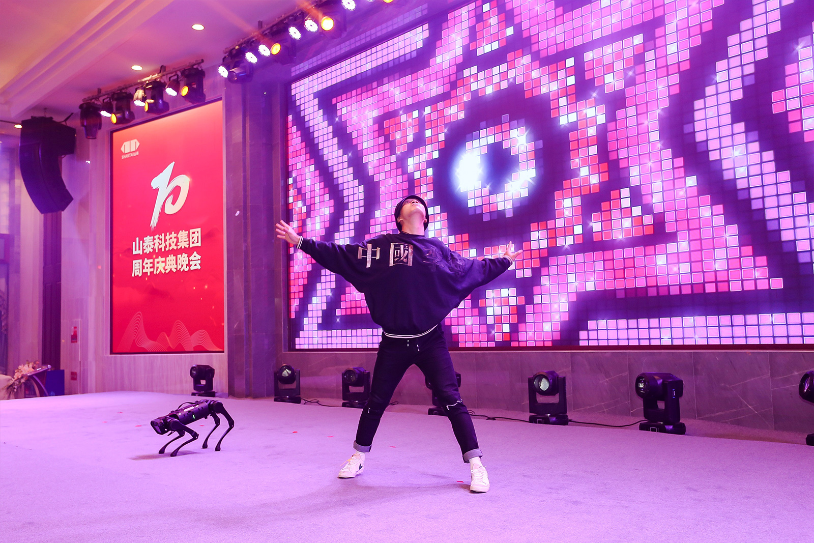 杭州企業(yè)出品的智能機器牛表演人機合作街舞《就是我》