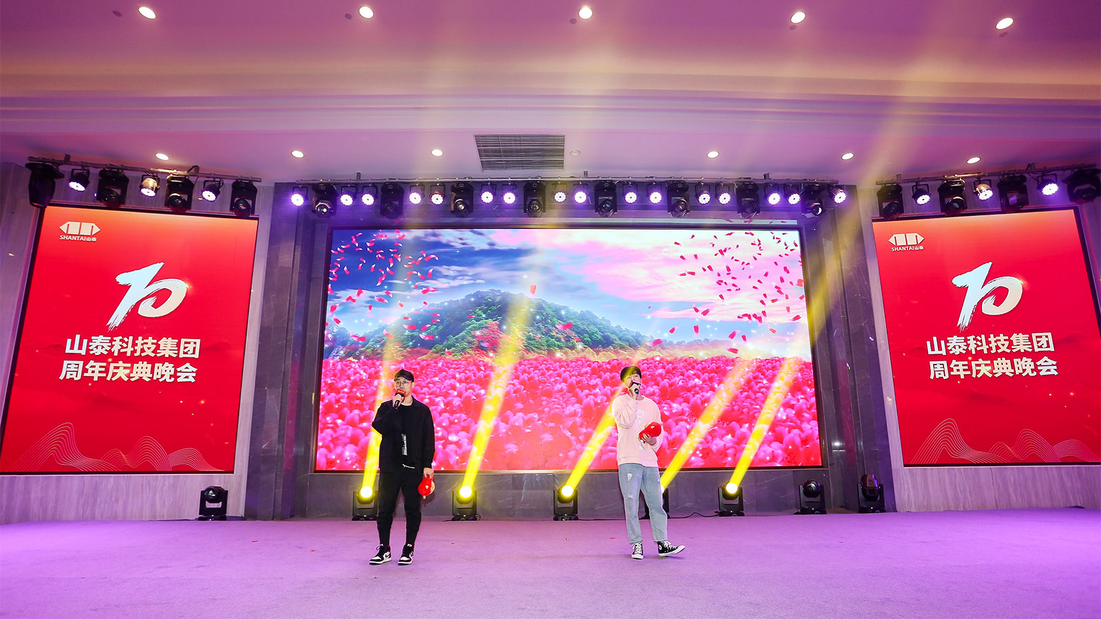 山泰科技寧波團隊歌曲表演《世間美好與你環(huán)環(huán)相扣》