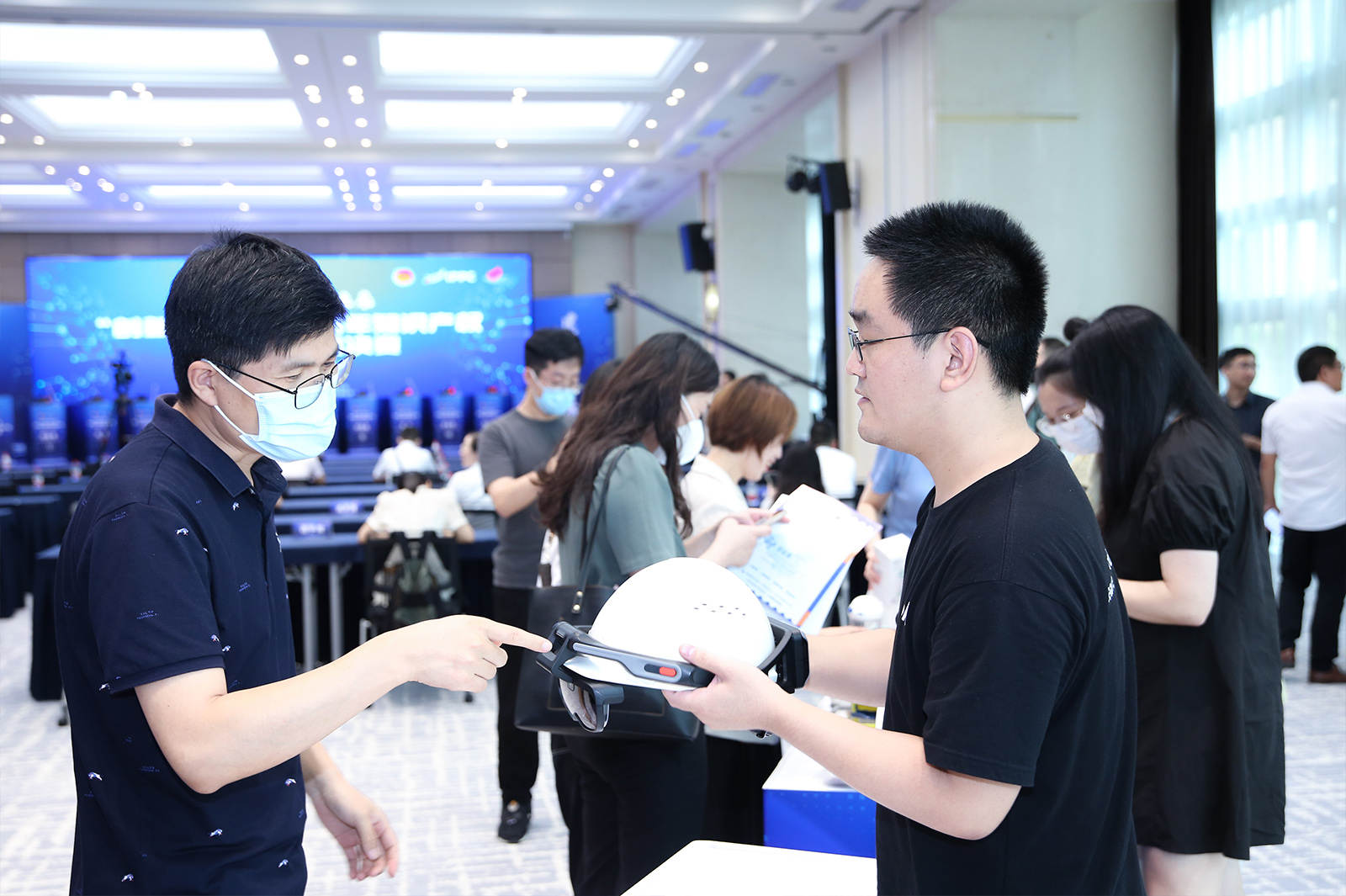 與參加創(chuàng)意展覽企業(yè)人員互動