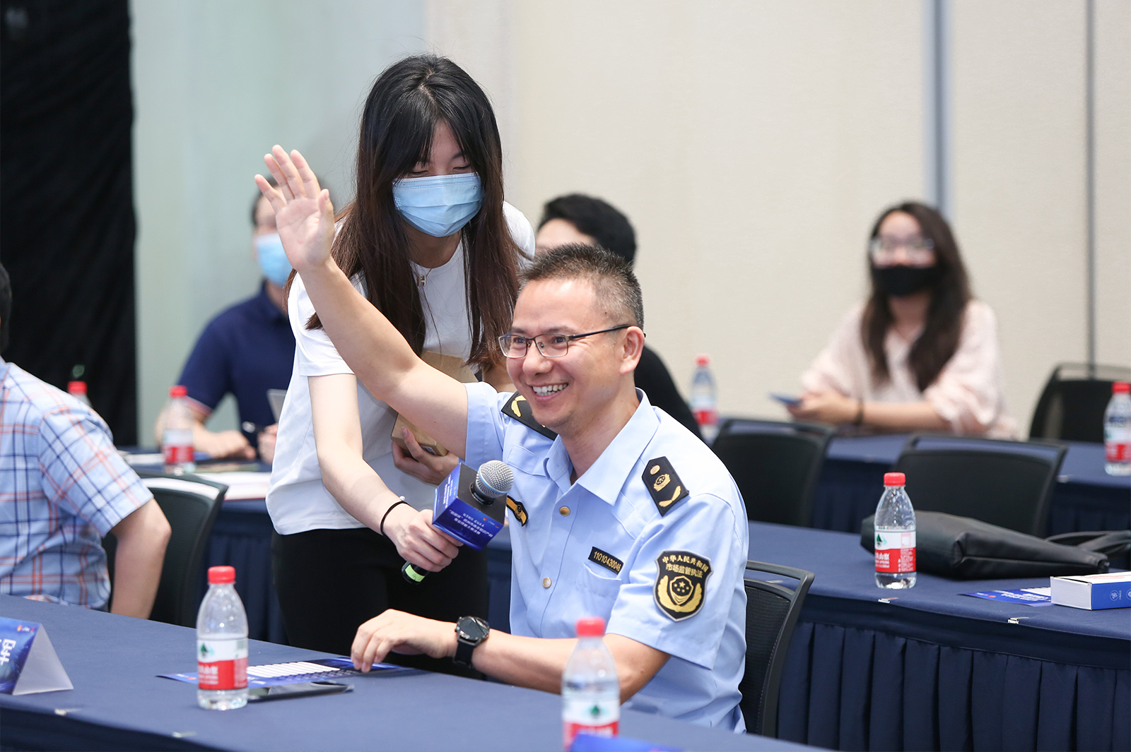 觀眾席參會者舉手搶答