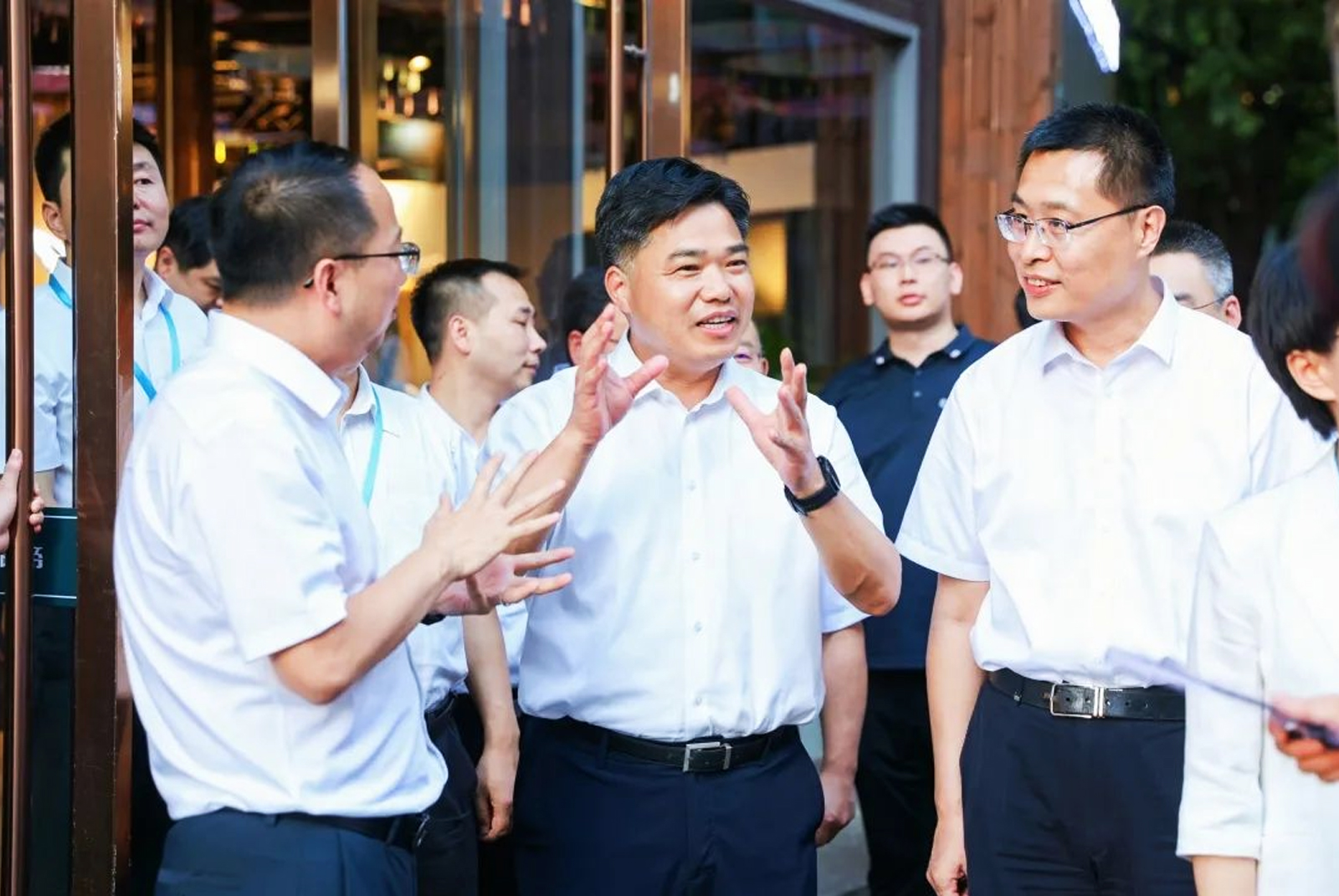 出席啟動儀式活動的一眾領(lǐng)導(dǎo)在南宋御街參觀