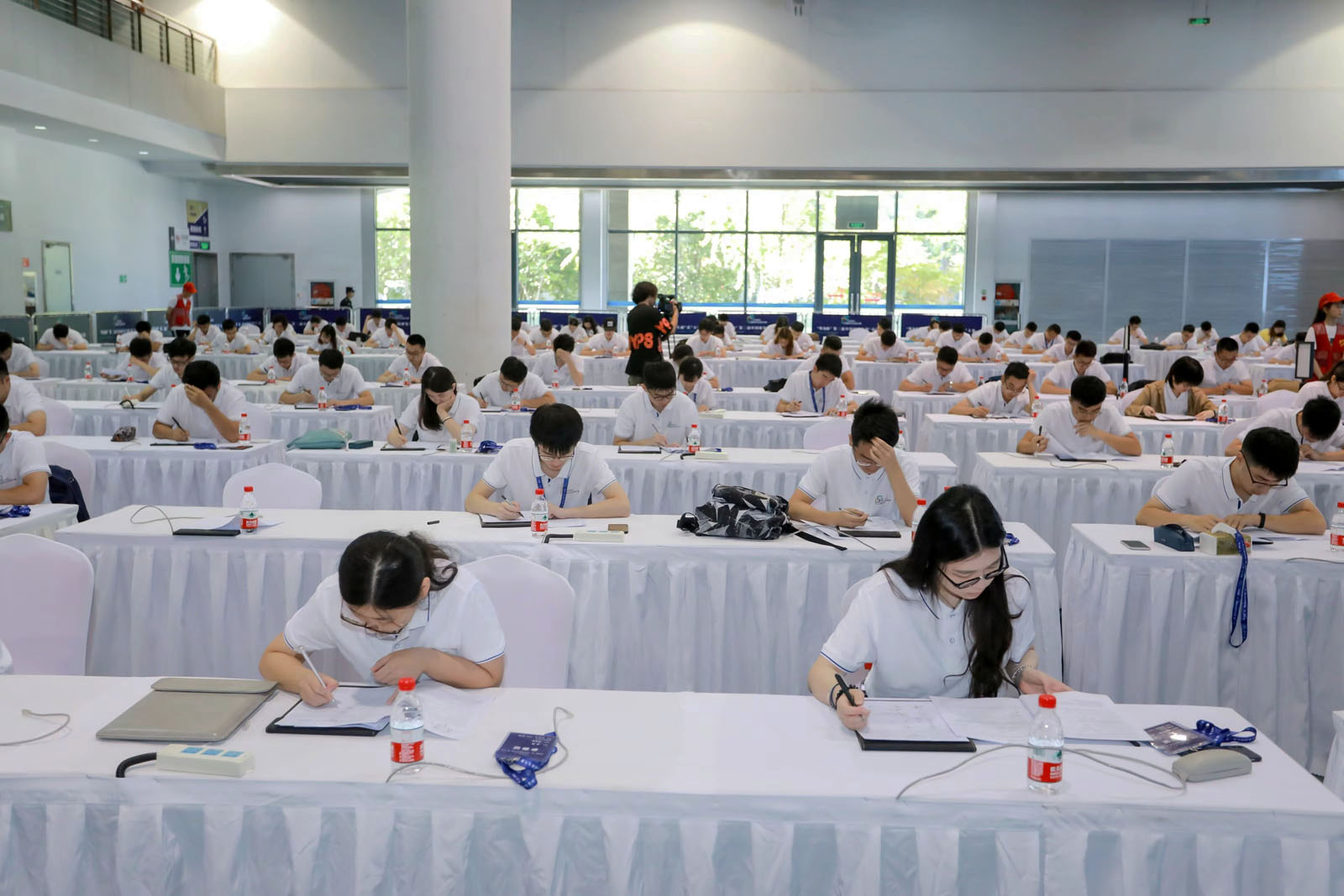 參賽研究生們在認(rèn)真答題