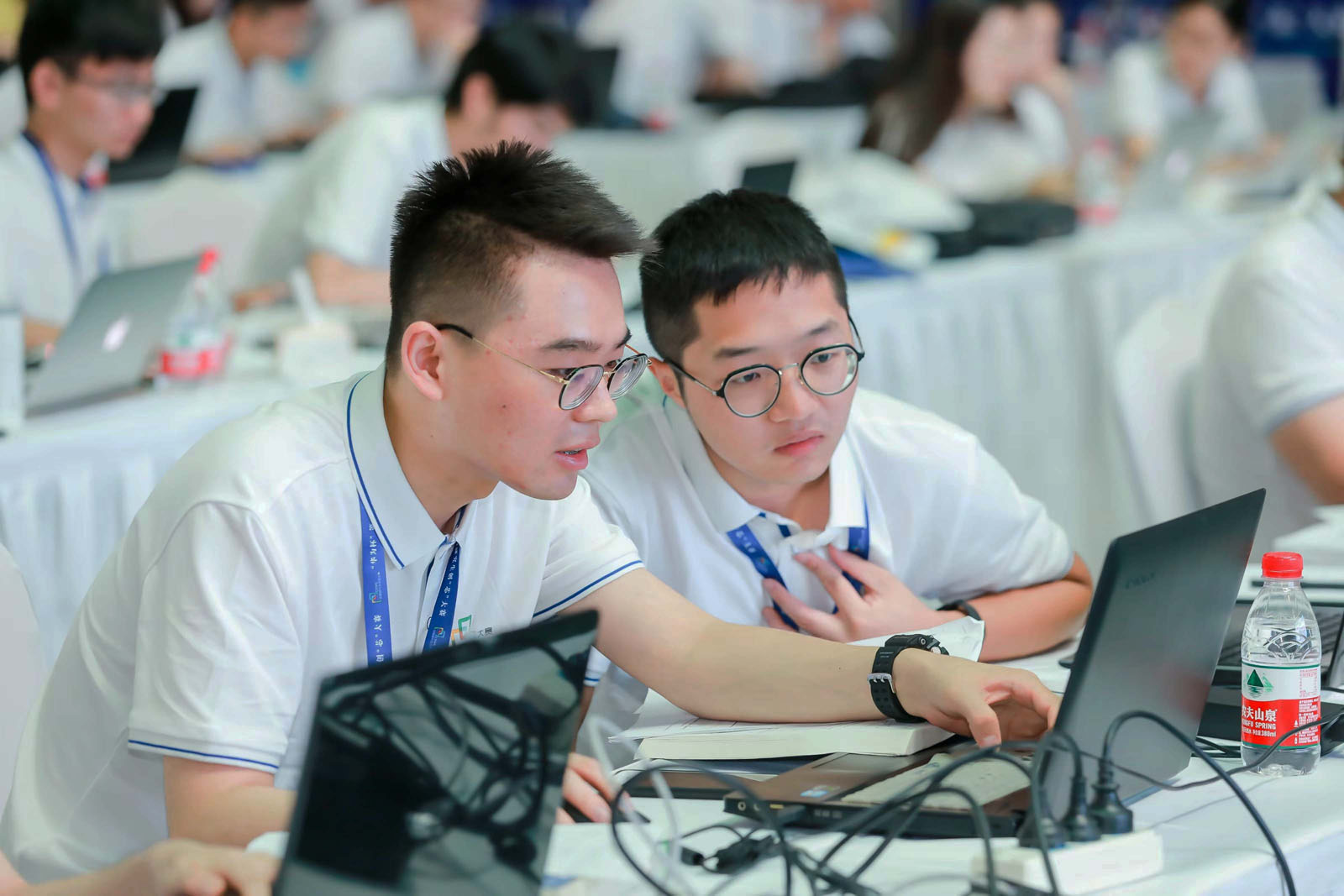 比賽小組成員在討論考題